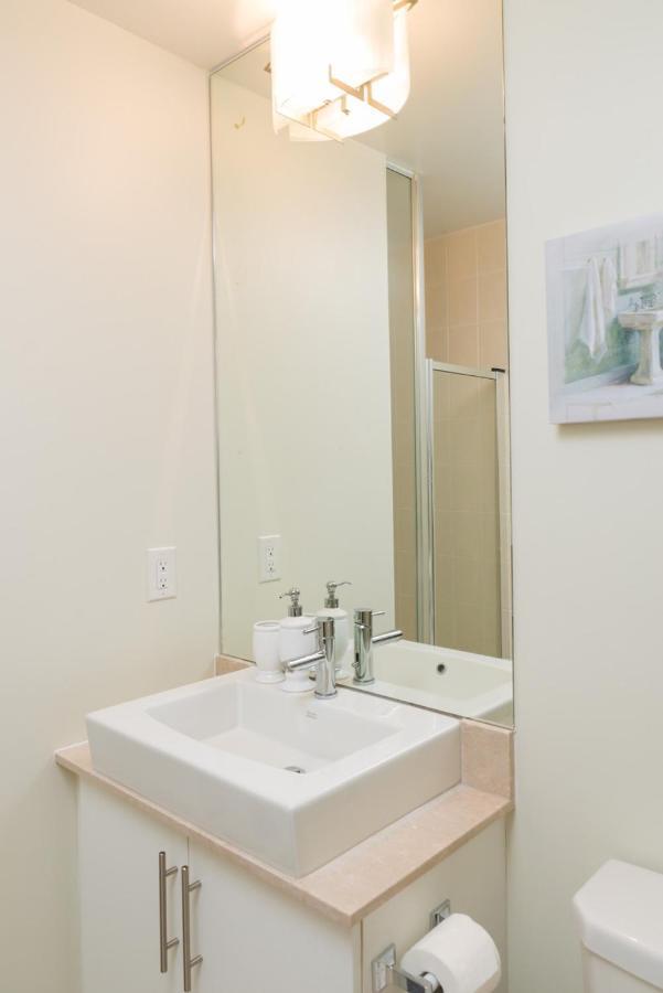 טורונטו Sarkar Suites - Maple Leaf Square מראה חיצוני תמונה